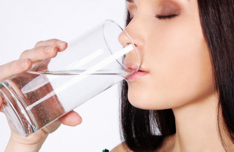 Uống một cốc nước trước khi ăn sẽ làm giảm độ thèm ăn