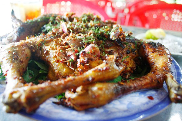 Gà tre nướng đèo Le là món ăn đặc sản của Quảng Nam